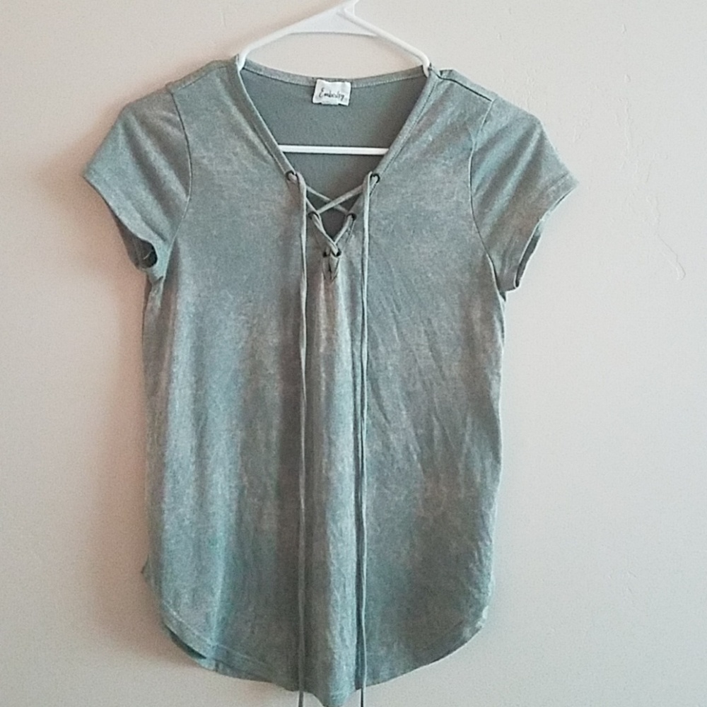 Green V-neck short sleeve tee